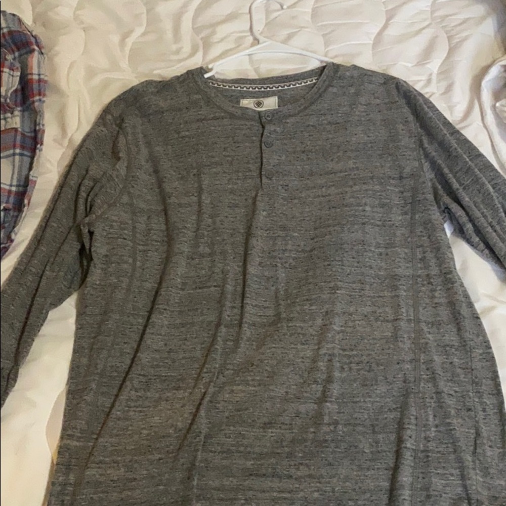 Gray long sleeve tshirt